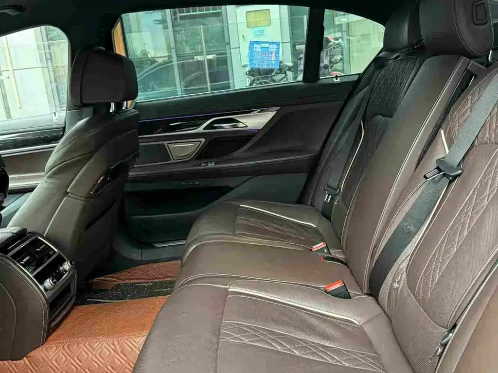 BMW 7 Series — миниатюра 10