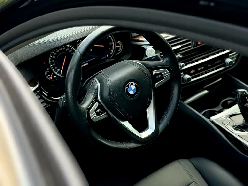 BMW 5 Series — миниатюра 11