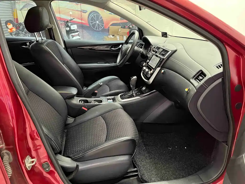 Nissan Tiida — миниатюра 12