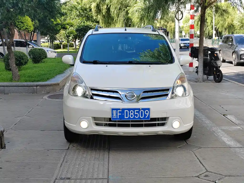 Nissan Livina Dynamic Sharp 1.6XV CVT Luxury Edition, фото 2