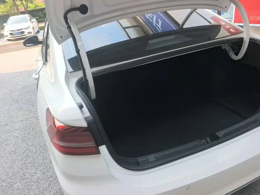 Volkswagen Lavida — миниатюра 5