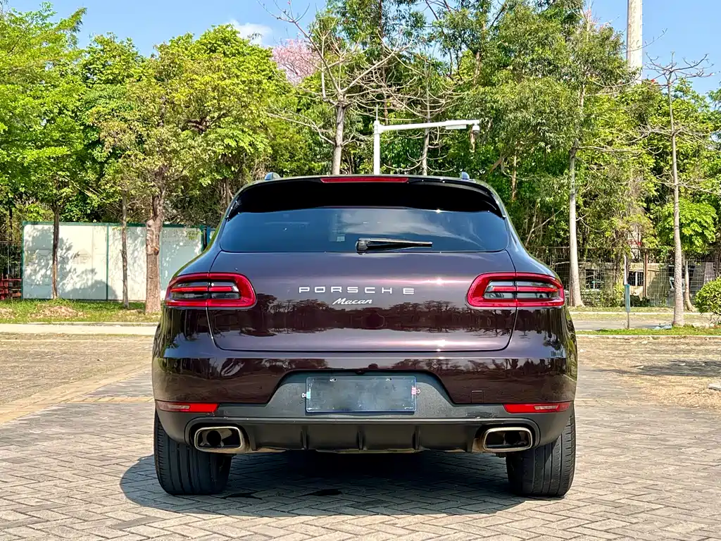 PORSCHE MACAN