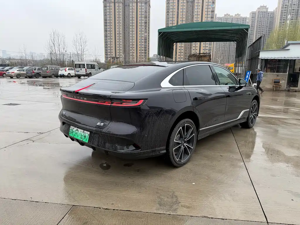 VOYAH LANTU CHASING LIGHT