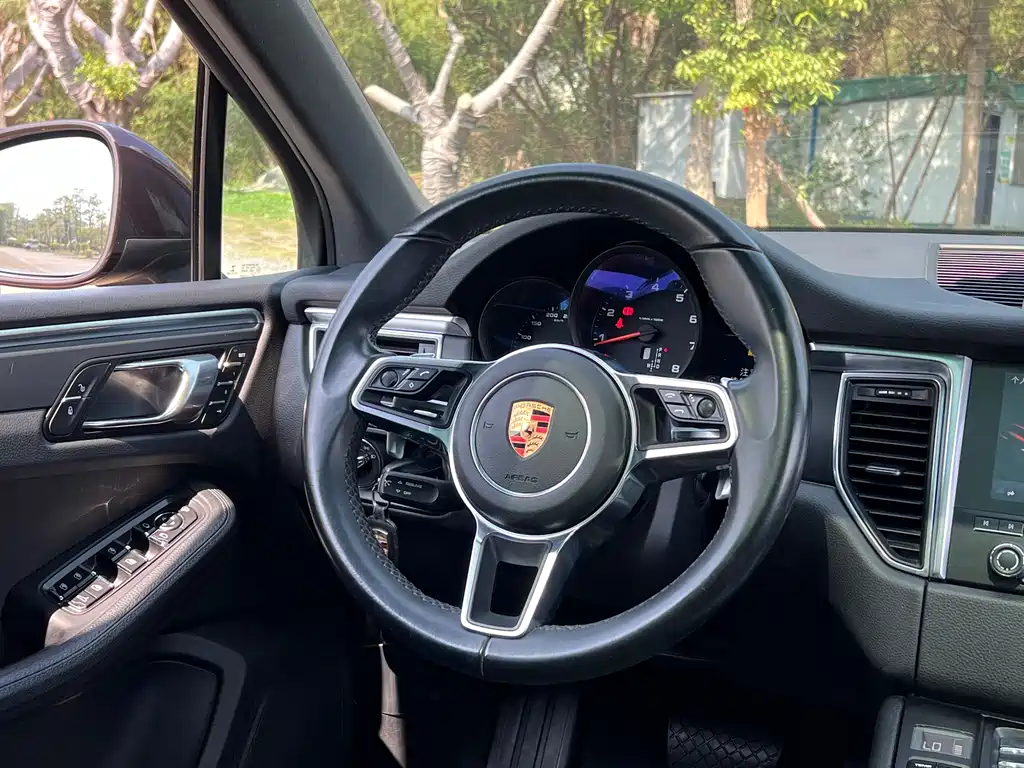 PORSCHE MACAN