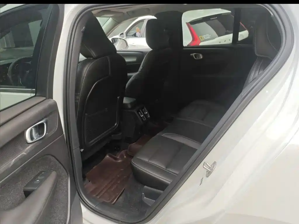 Volvo XC40 — миниатюра 11