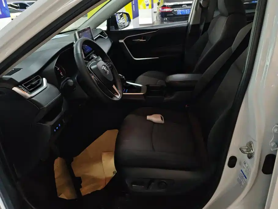 Toyota RAV4 — миниатюра 9