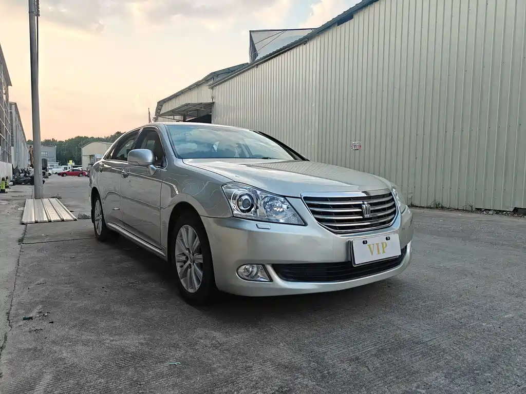 Toyota Crown — миниатюра 3