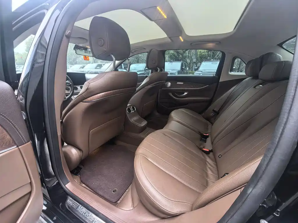 Mercedes-Benz E-Class - фото 8