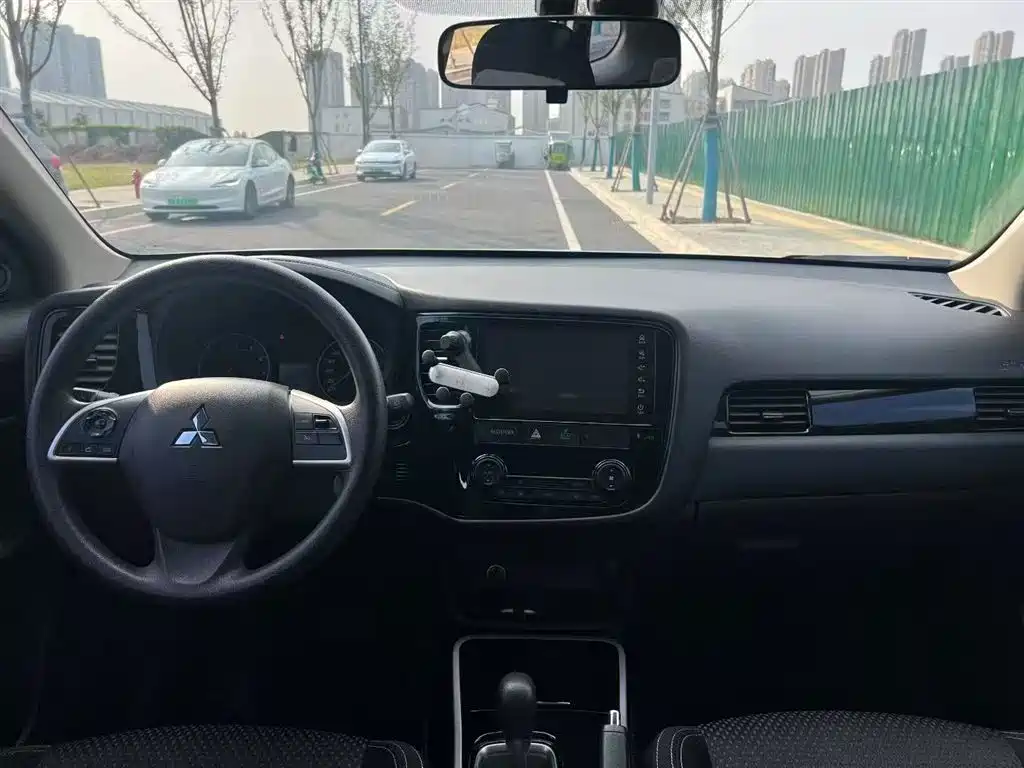 MITSUBISHI OUTLANDER