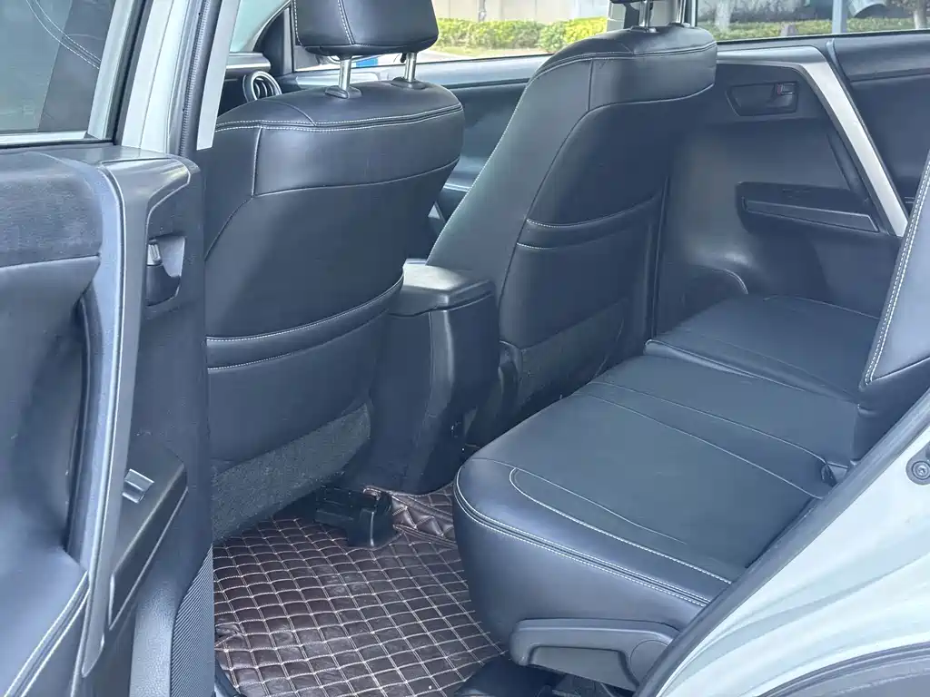 Toyota RAV4 — миниатюра 11