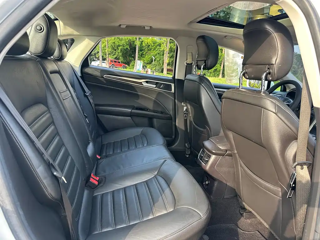 Ford Mondeo — миниатюра 12