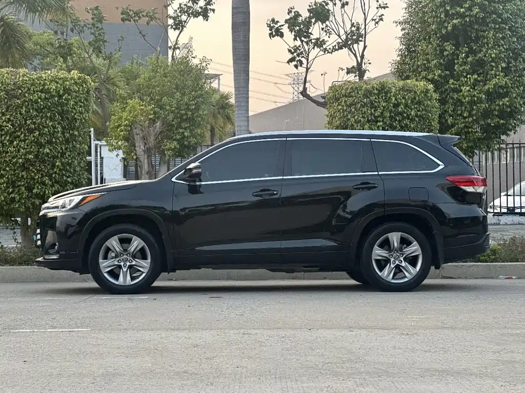 TOYOTA HIGHLANDER