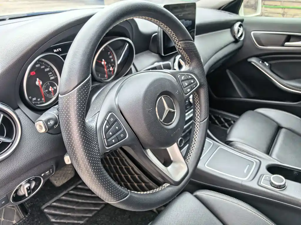 Mercedes-Benz GLA — миниатюра 12