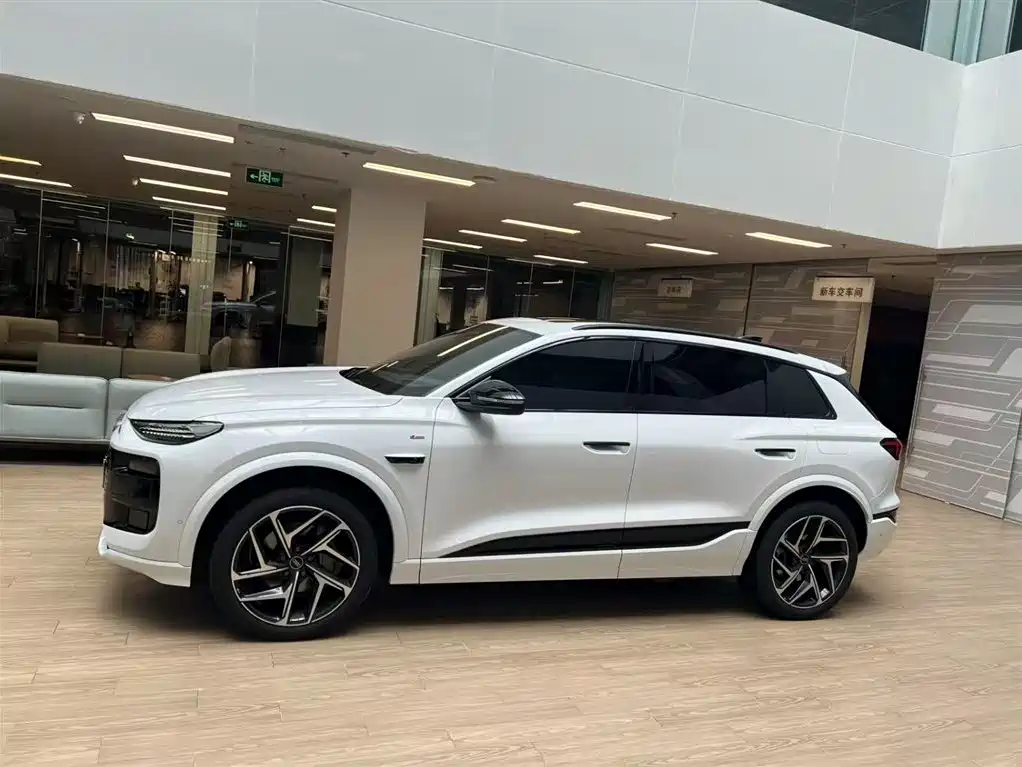 Audi Q6L e-tron