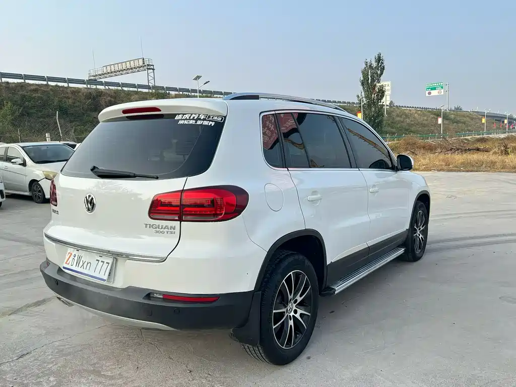 VOLKSWAGEN TIGUAN