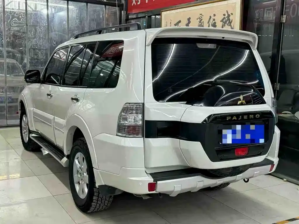 MITSUBISHI PAJERO