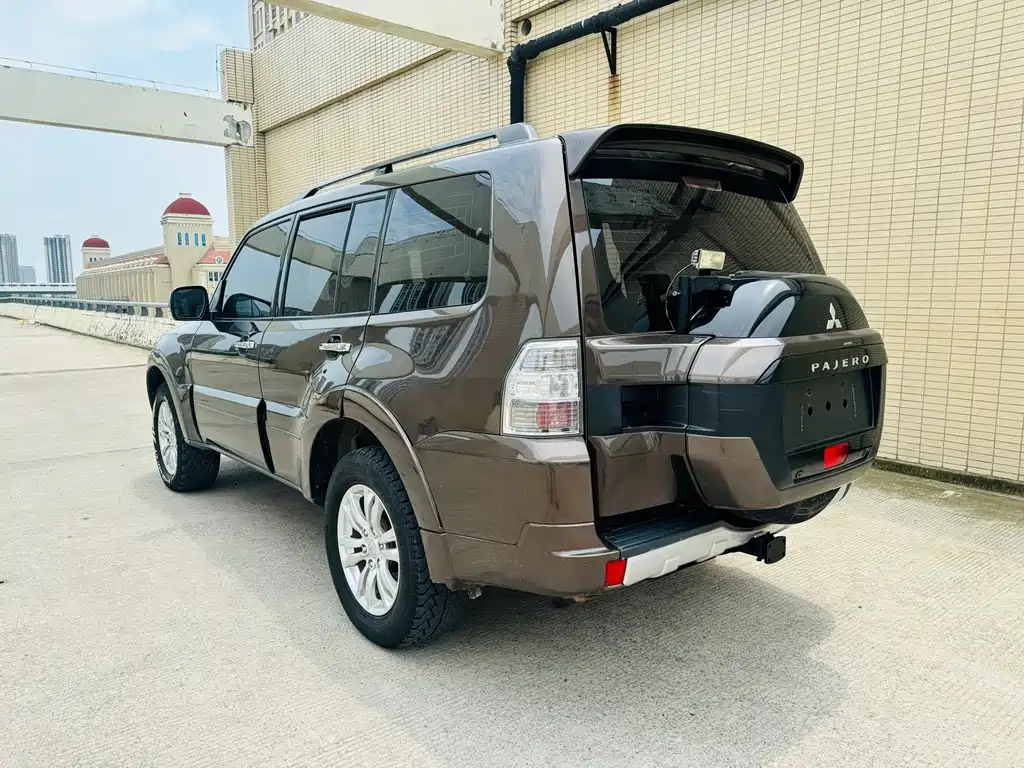 Mitsubishi Pajero (Import) — миниатюра 13