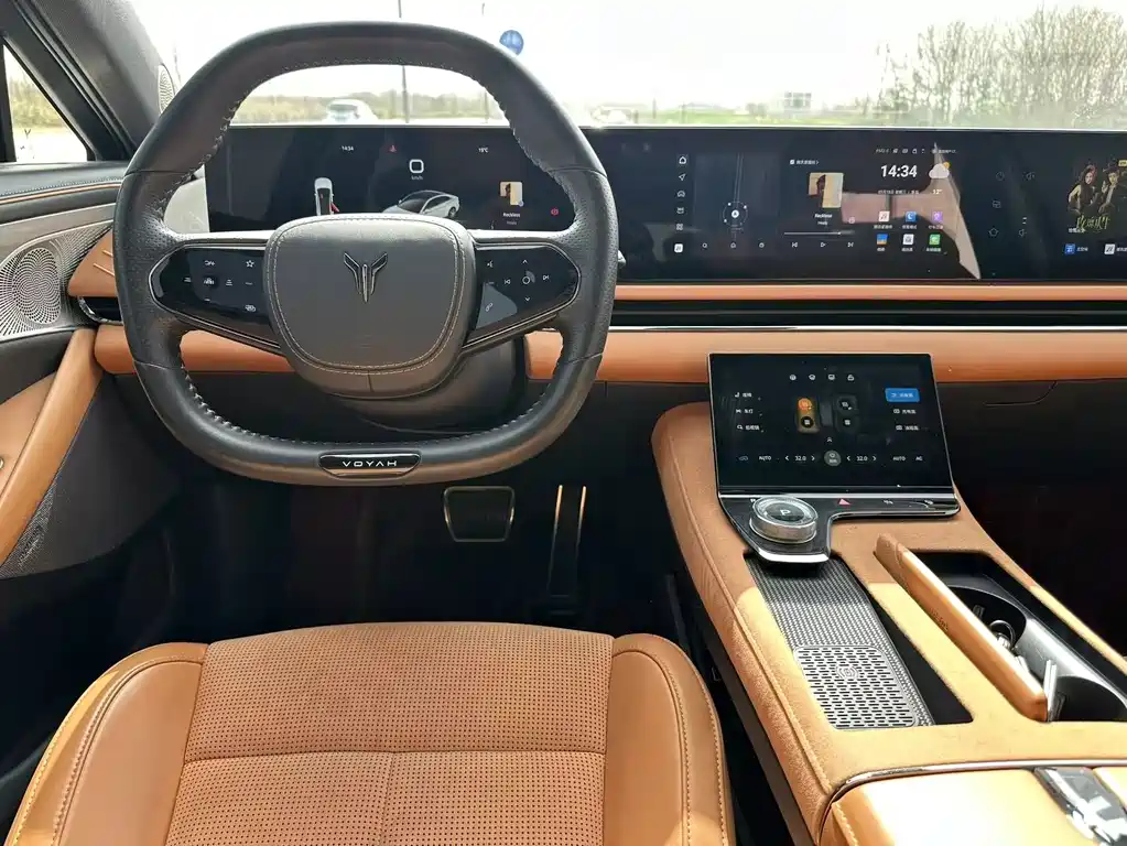 VOYAH LANTU CHASING LIGHT