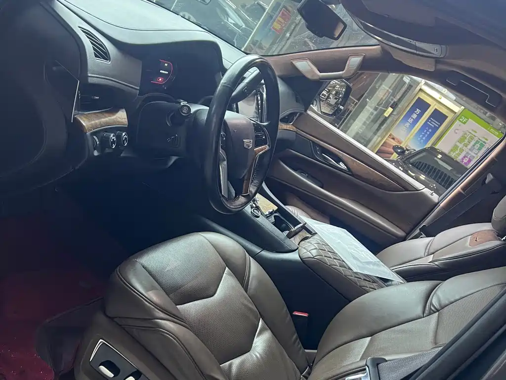Cadillac Escalade — миниатюра 9