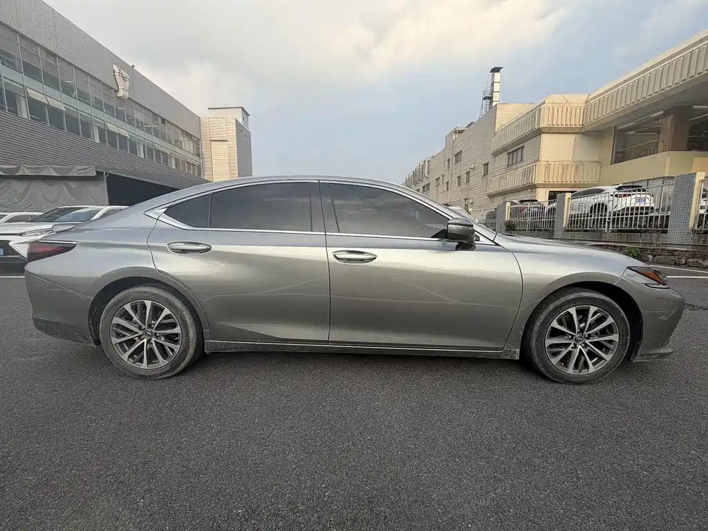 Lexus ES — миниатюра 8