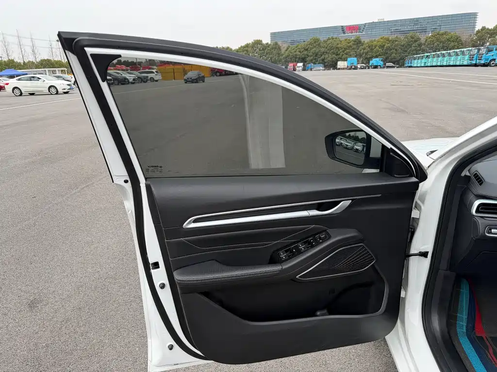 Geely Emgrand 2022 4 1.5L CVT Luxury