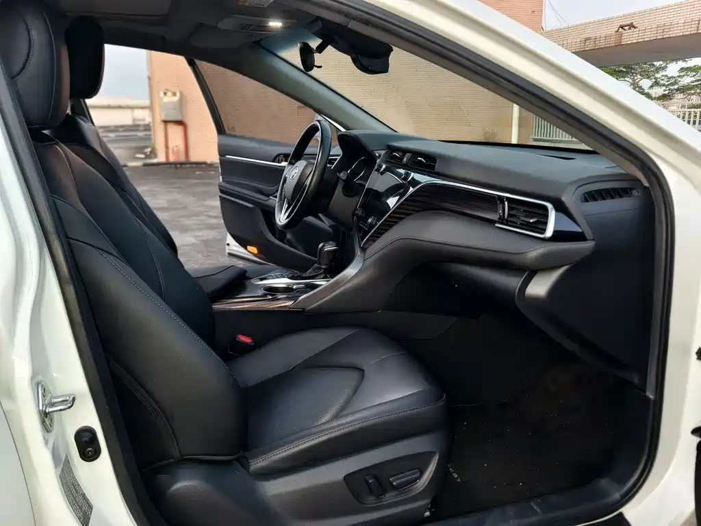 Toyota Camry — миниатюра 12