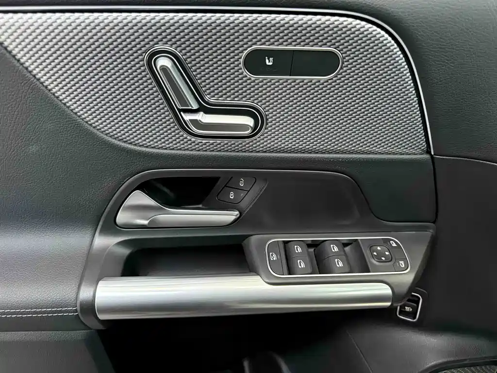 Mercedes-Benz GLA — миниатюра 10