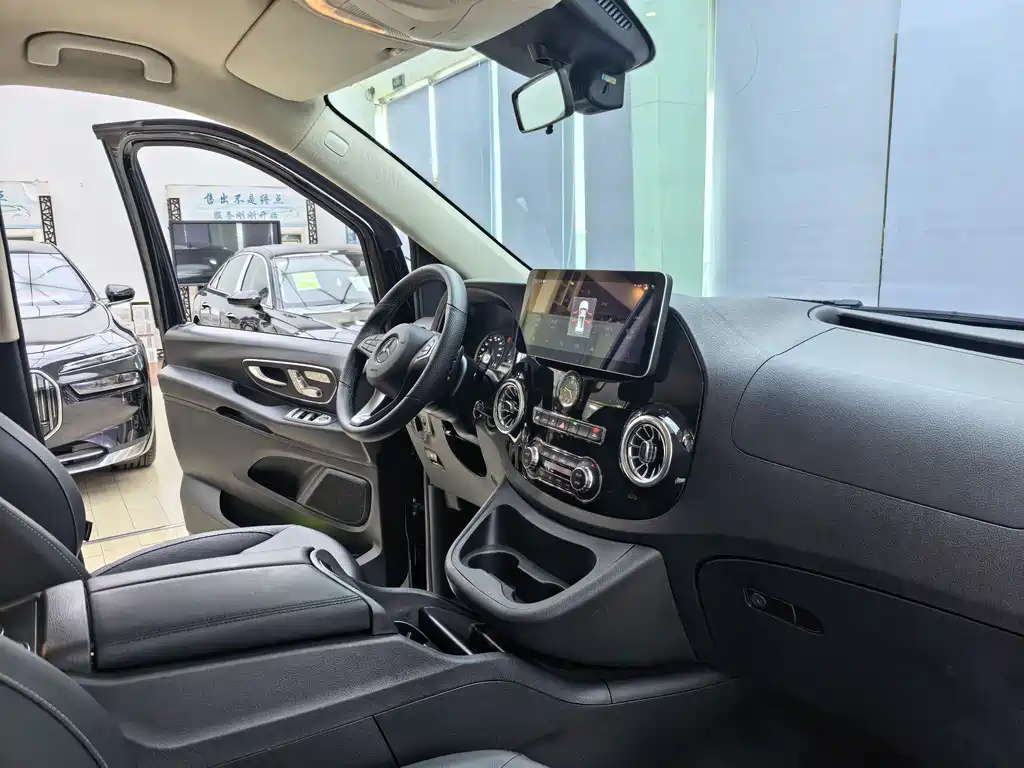 Mercedes-Benz Vito 2023 2.0T 7 мест