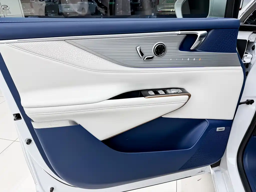 Buick GL8 Hybrid — миниатюра 7
