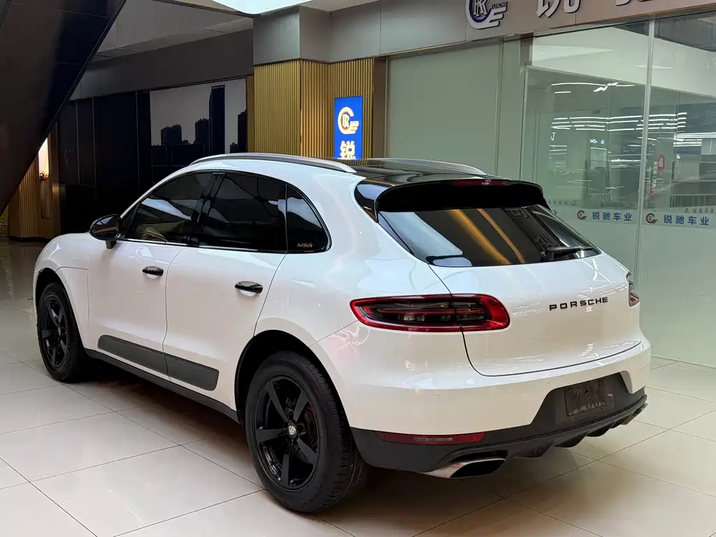 Porsche Macan — миниатюра 3