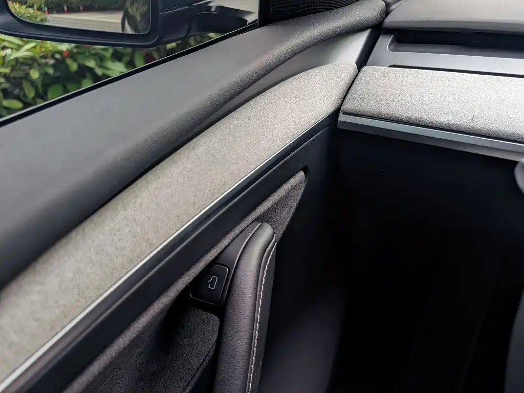 Tesla Model Y — миниатюра 7