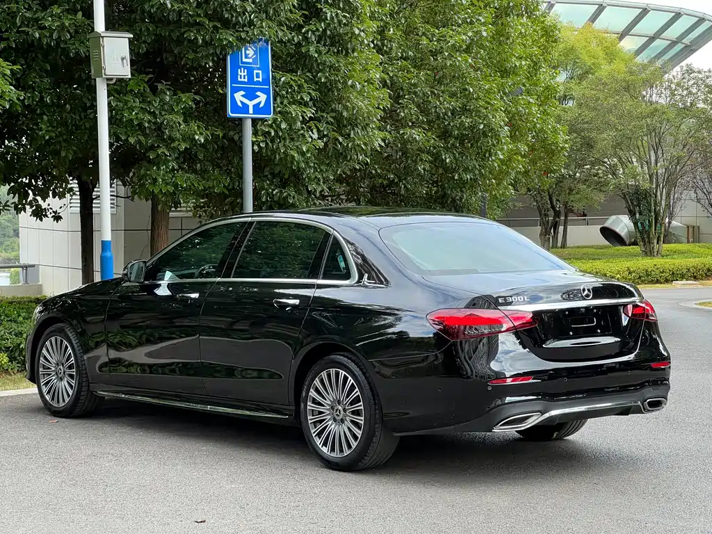 Mercedes-Benz E-Class — миниатюра 9
