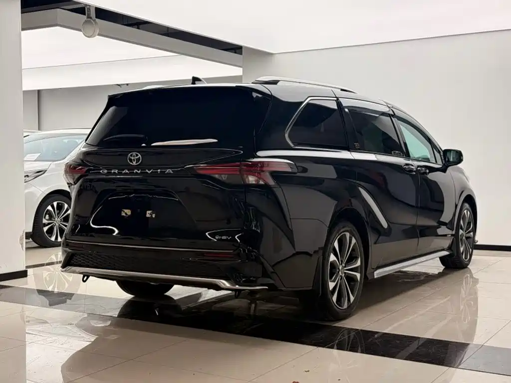 Toyota Granvia — миниатюра 12