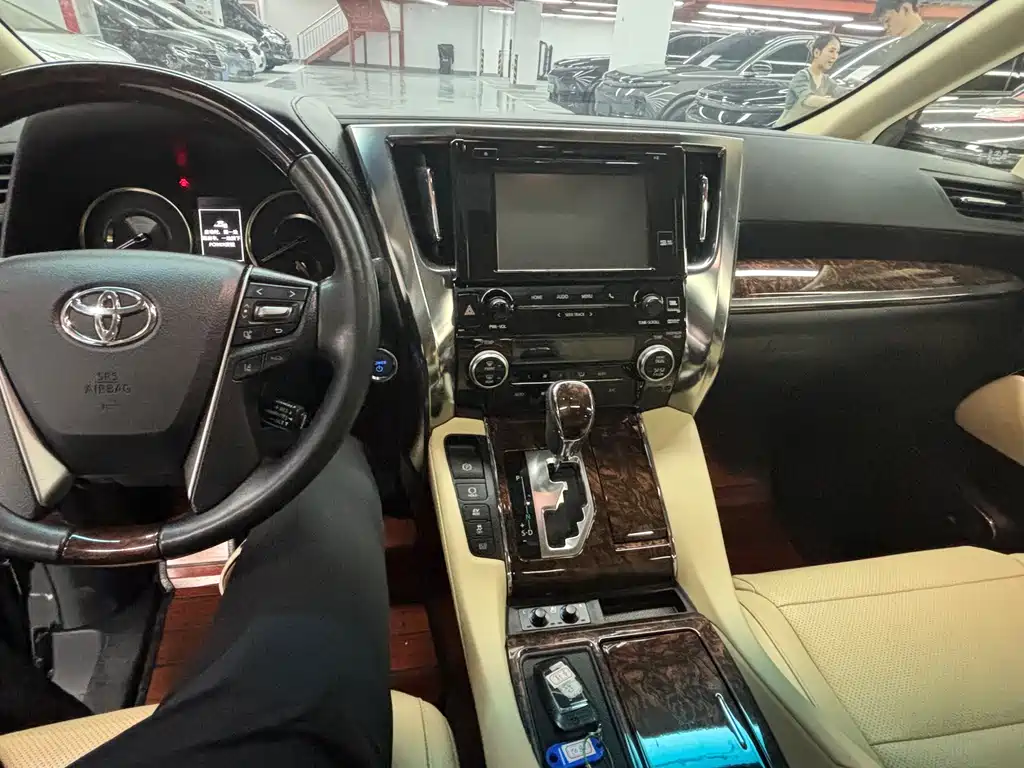 Toyota Alphard — миниатюра 5