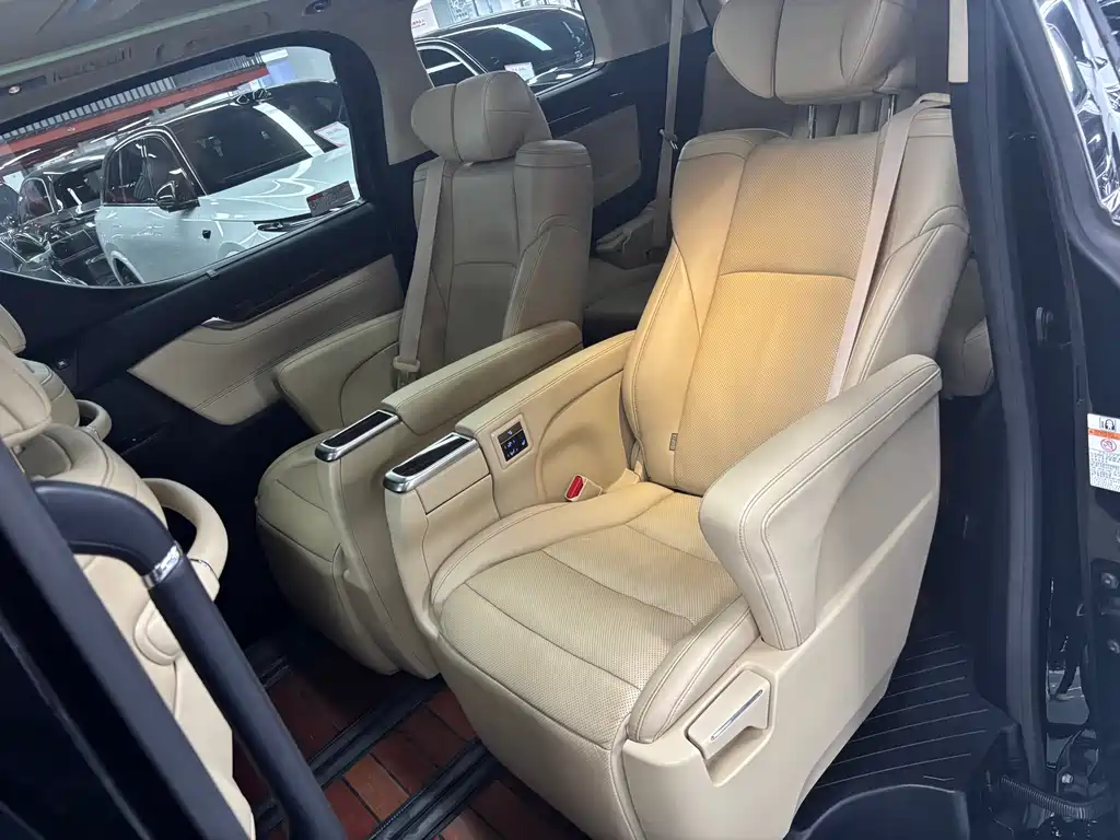 Toyota Alphard — миниатюра 9