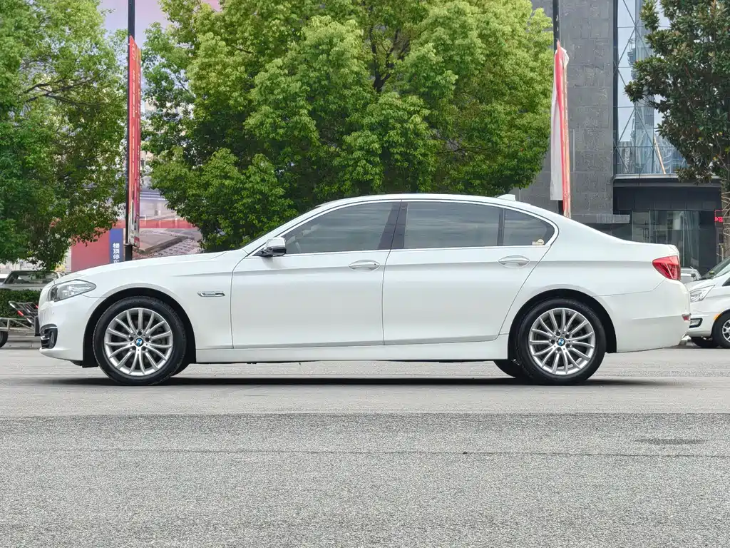 BMW 5 Series — миниатюра 7