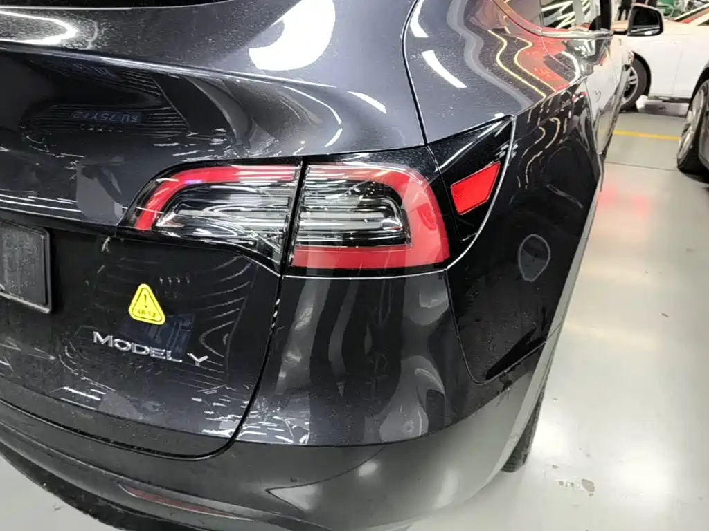 Tesla Model Y — миниатюра 8