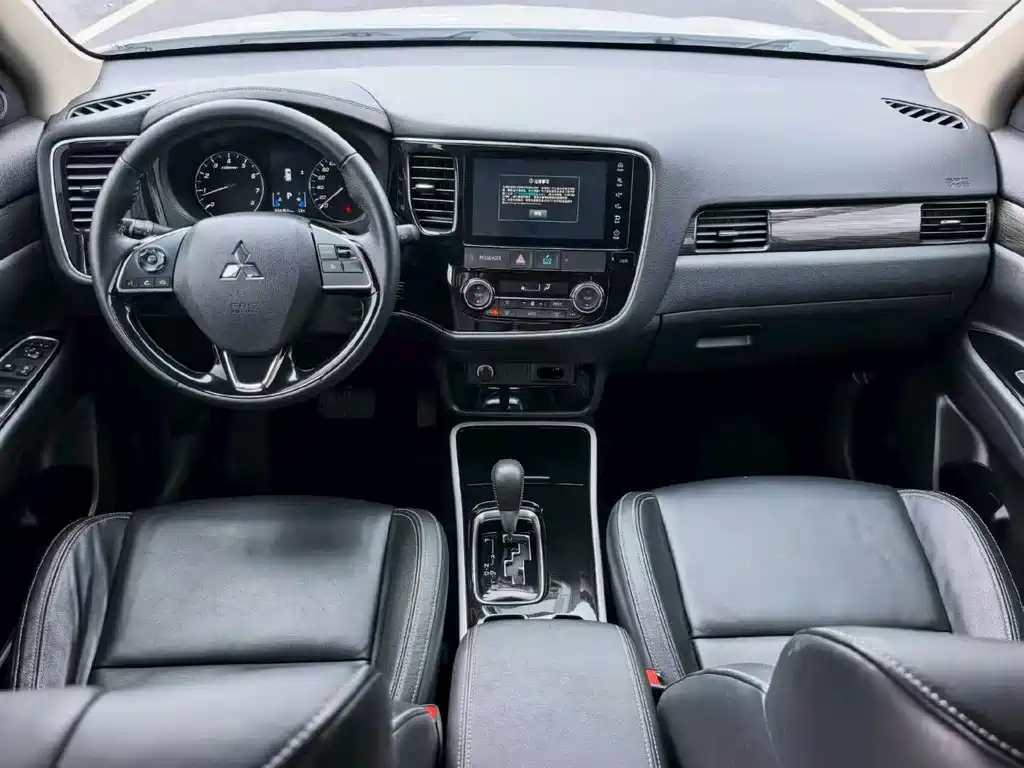 Mitsubishi Outlander — миниатюра 8
