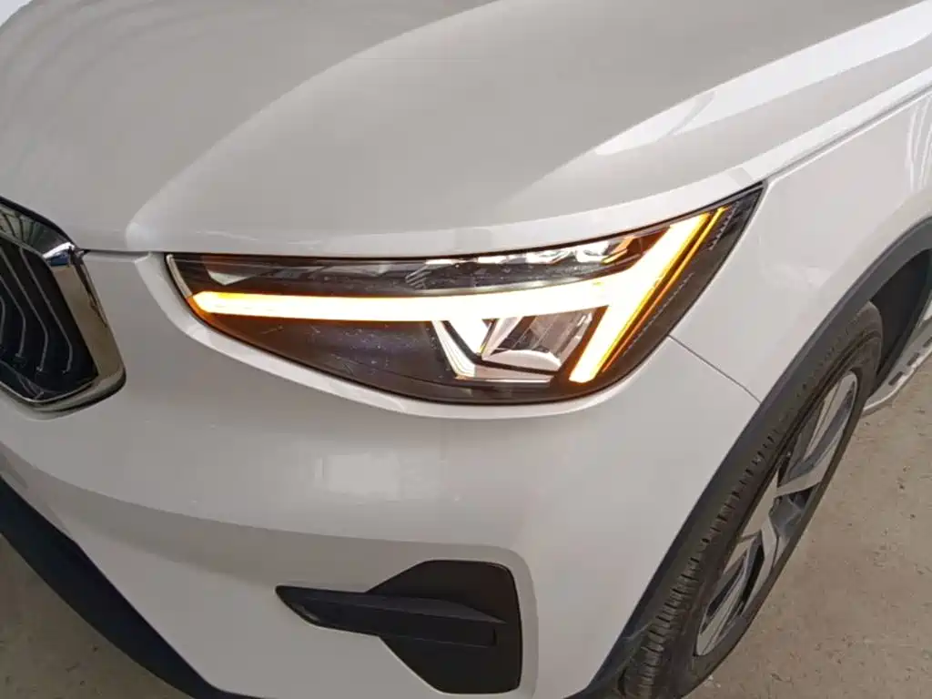 Volvo XC40 2023 — фото 17