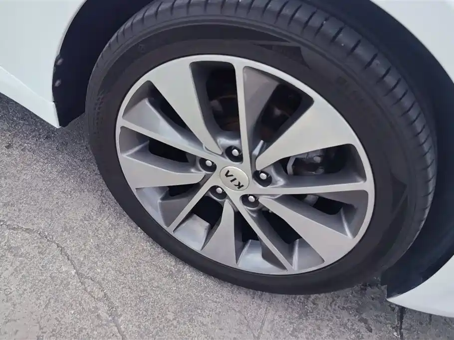 Kia K5 2016 2.0L AT LUX