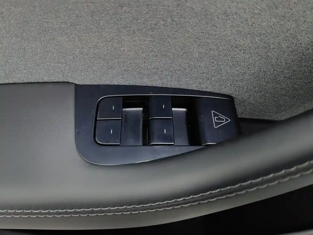 Tesla Model Y — миниатюра 9