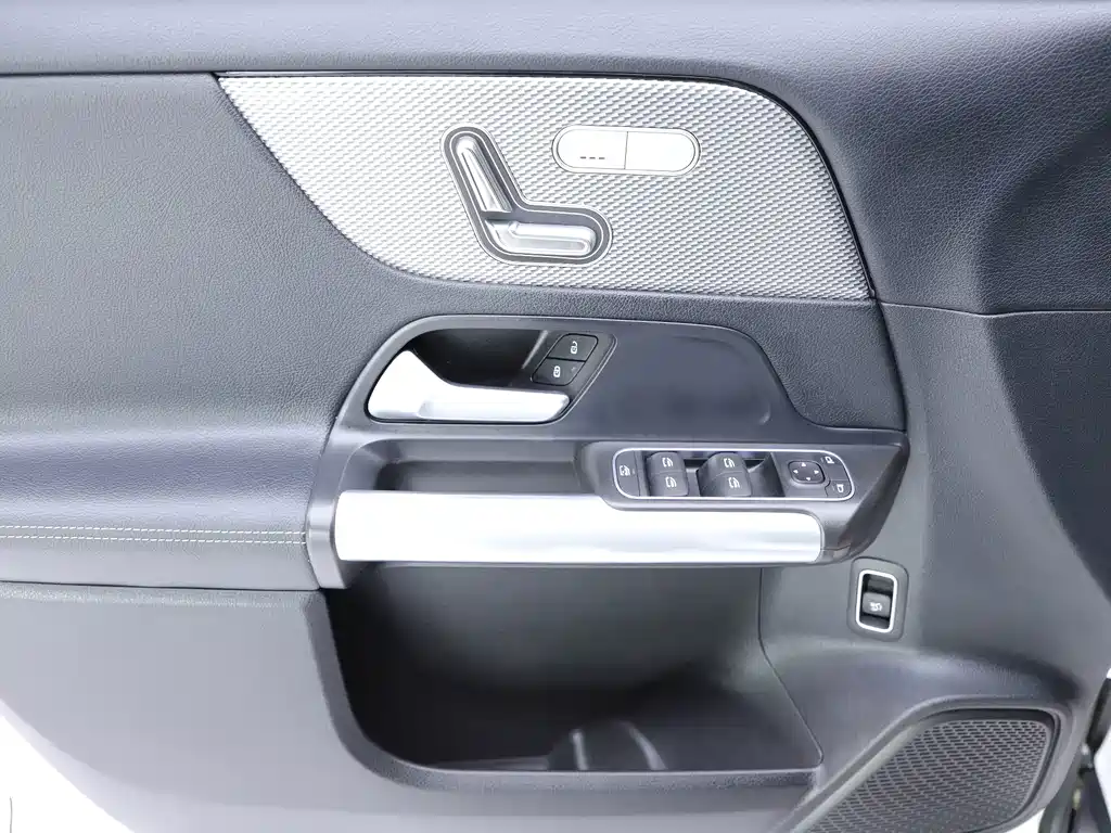 Mercedes-Benz GLA — миниатюра 8