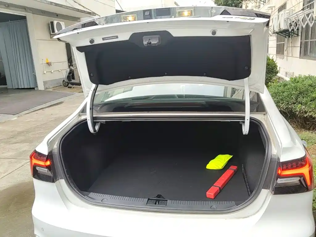 Roewe i6 MAX New Energy — миниатюра 19