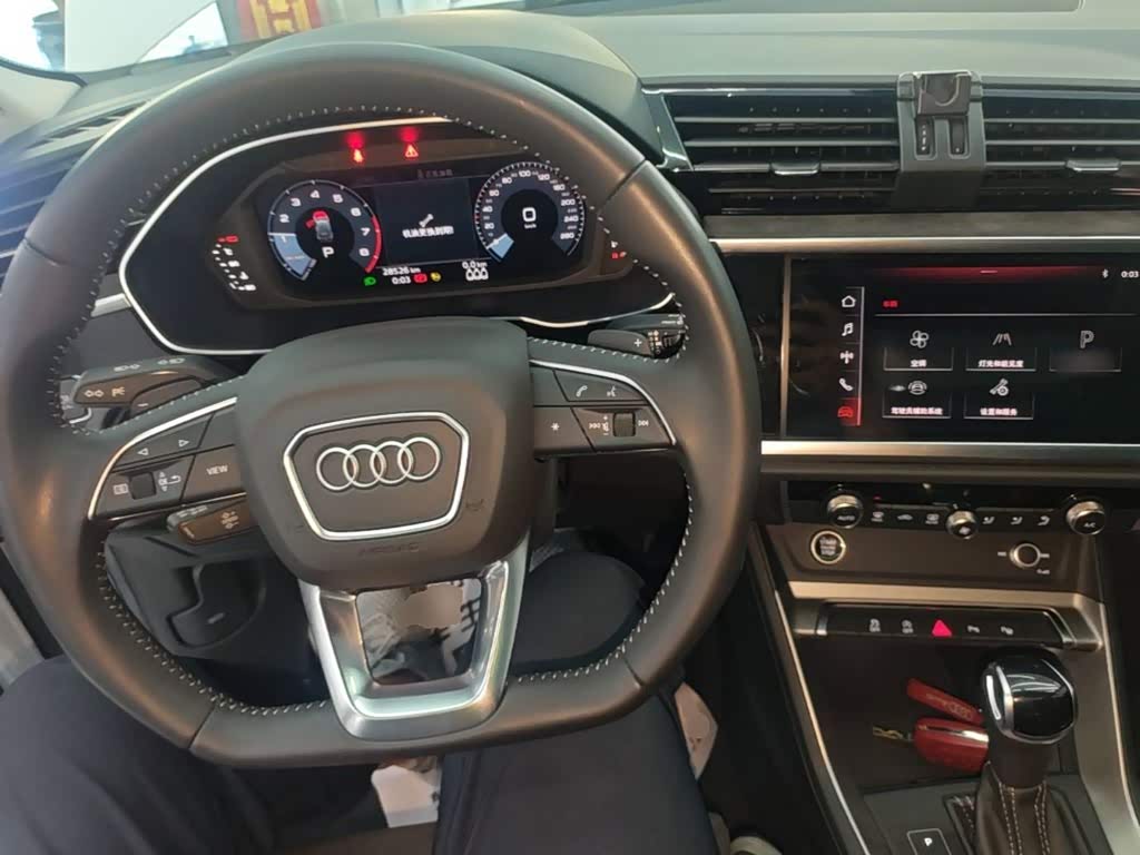 Audi Q3 1.4 л 2021 г. Белый, пробег 28500 км