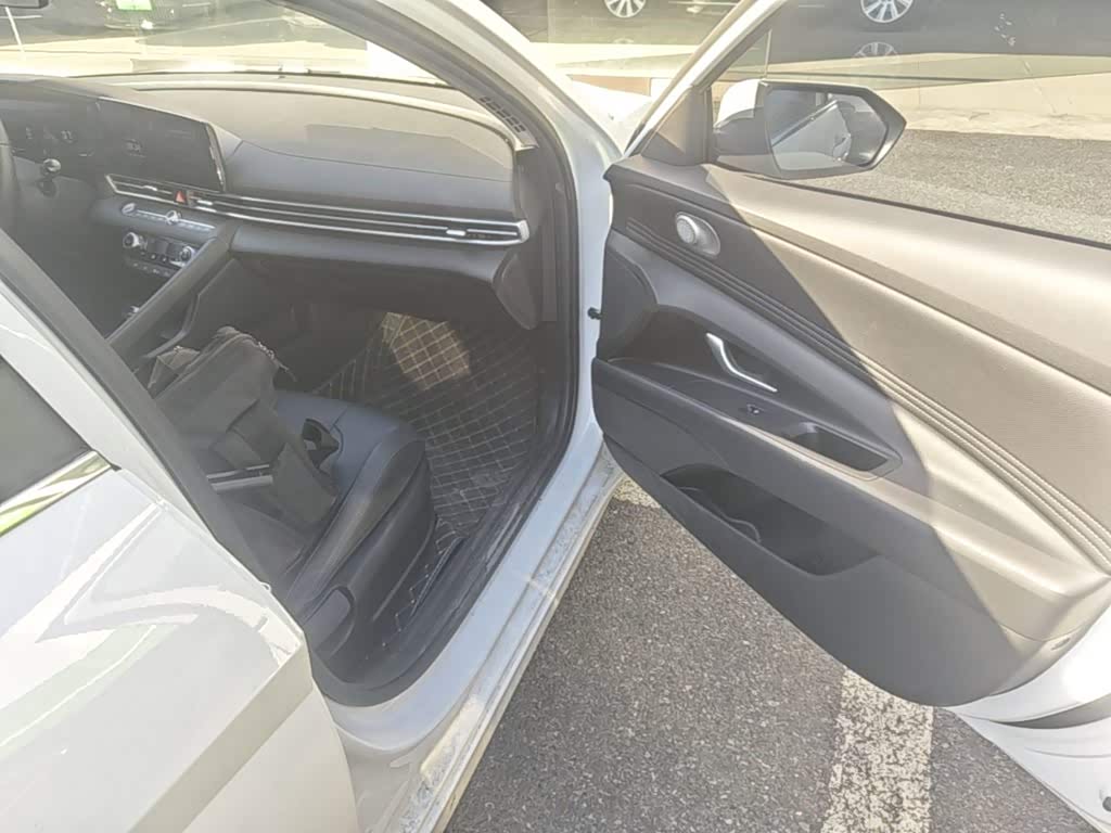 Hyundai Elantra 1.5 л 2025 г. Белый, пробег 9100 км