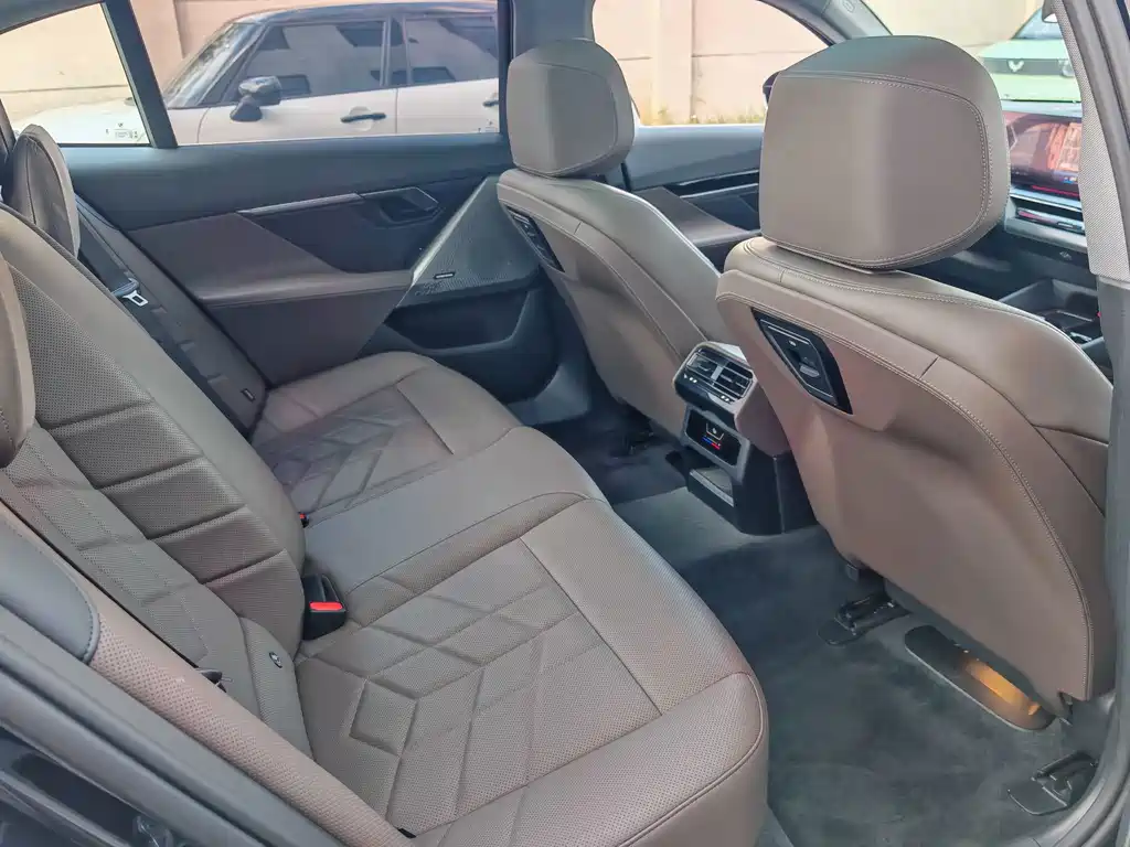 BMW 5 Series — миниатюра 21