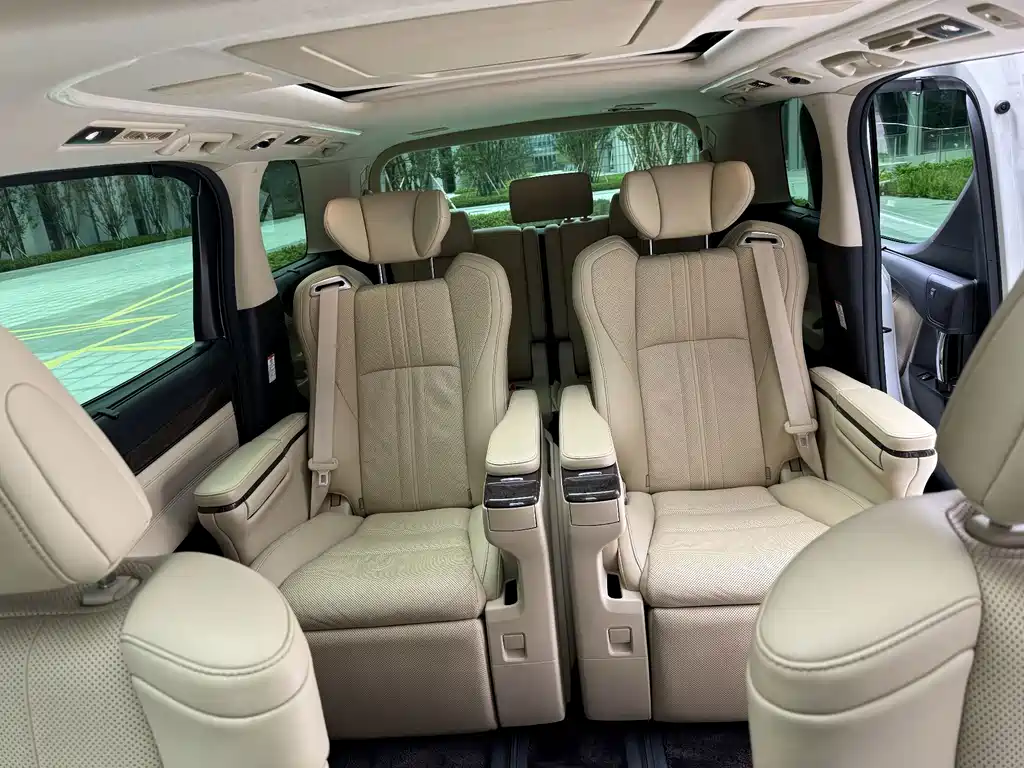 Toyota Alphard — миниатюра 16