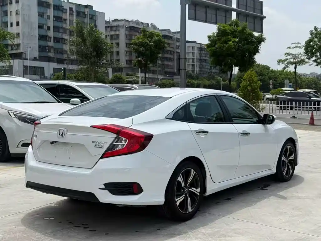 Honda Civic 2016 220TURBO CVT Luxury