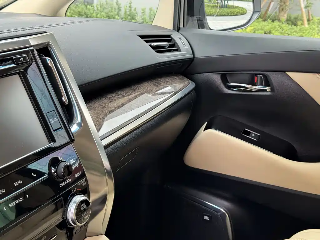 Toyota Alphard — миниатюра 11