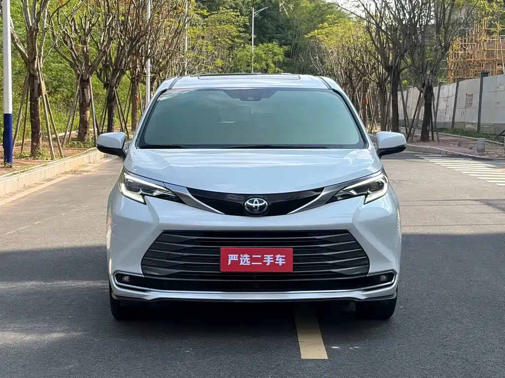 Toyota Sienna — миниатюра 2